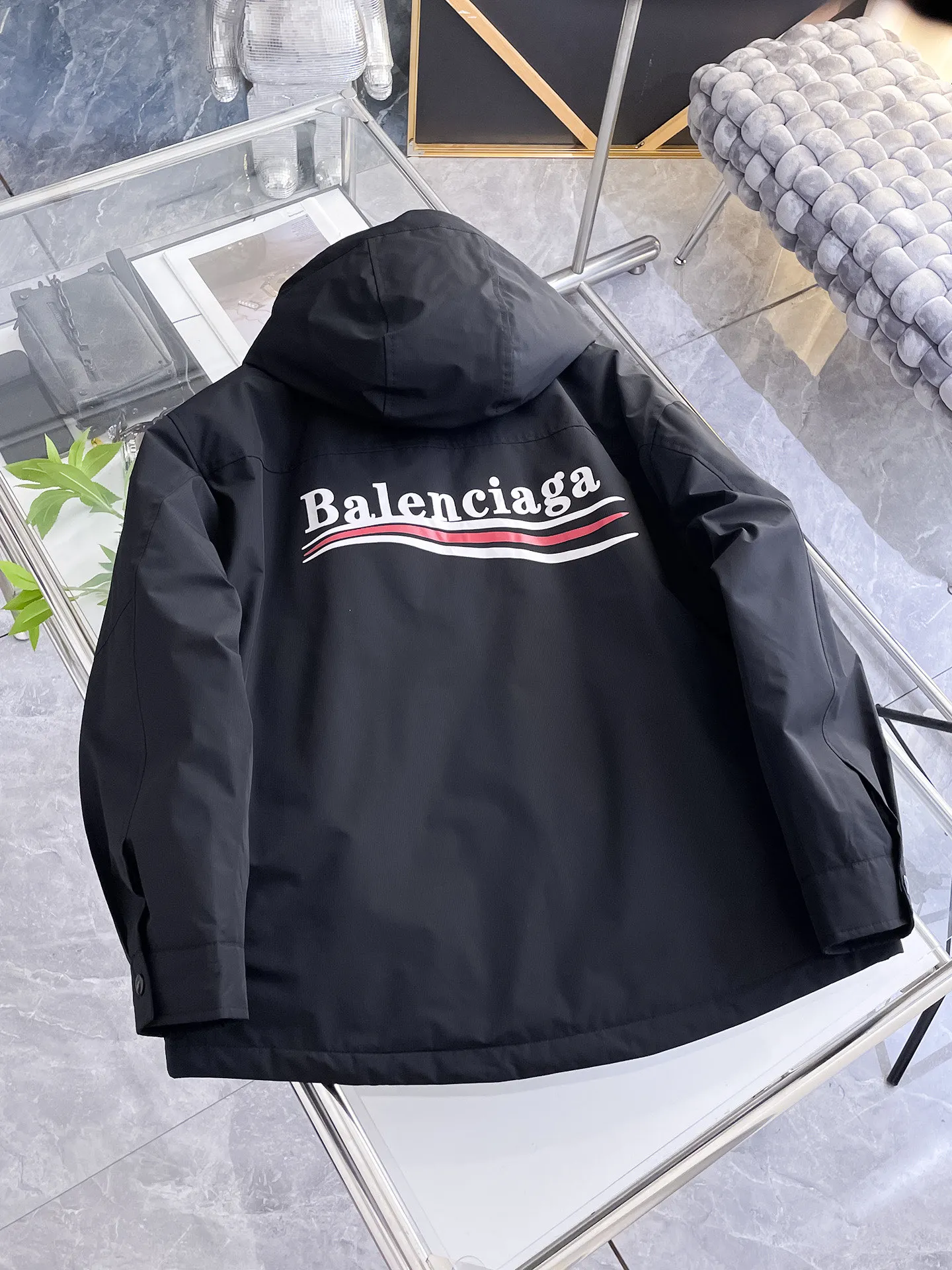 Balenciaga 2026 Autumn and Winter New Arrival Down Jacket. Original 1:1 customized hardware accessories, all imported and original customization. Welcome to compare at the counter. Absolutely high quality. Made of top-grade 95 down. Super soft. Full and fluffy. Super heavy workmanship. Fabric workmanship. 👍Perfect version. Note⚠The fabric is super comfortable. Exclusive model. Non-market goods. A 1 Same Style Size for men and women: M ~ XXXL